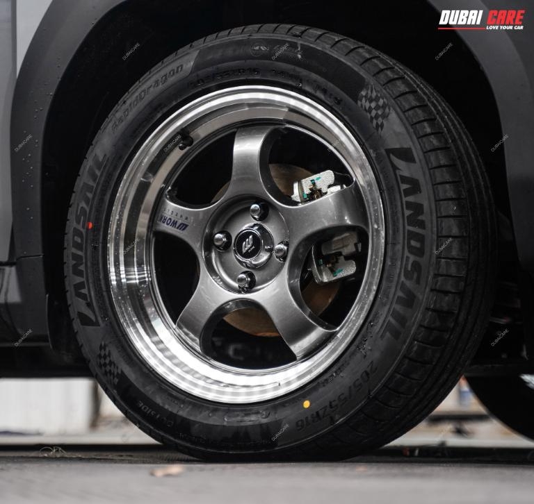 Ảnh Hưởng Của Thông Số Lốp Đến Hiệu Suất Và An Toàn Của VF3 (Giải thích mối liên hệ giữa thông số lốp và các yếu tố như độ bám đường, khả năng phanh, tiết kiệm nhiên liệu, và độ ồn.)