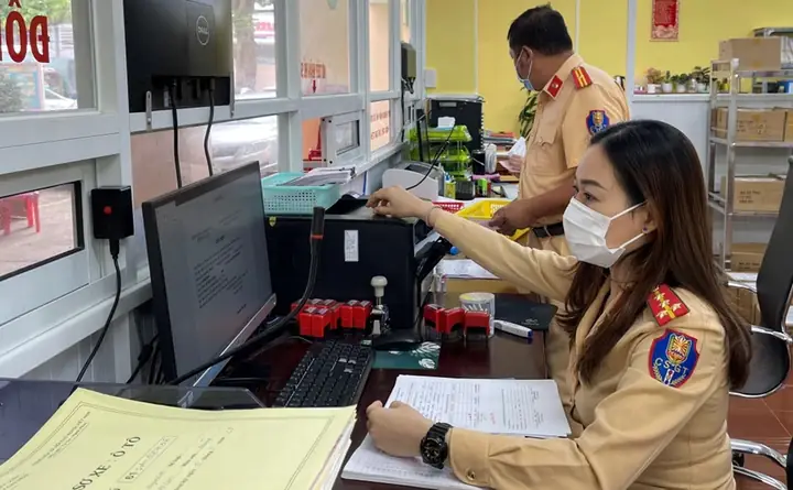 Nộp Hồ Sơ Sang Tên Đổi Chủ Xe Ô Tô Tại Phòng Csgt