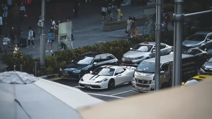 Đảo Quốc Sư Tử Singapore Vốn Nổi Tiếng Là Quốc Gia Có Chi Phí Sở Hữu Và Sử Dụng Xe Cá Nhân Tại Đây Thuộc Hàng Đắt Nhất Thế Giới. Tuy Nhiên, Không Dừng Tại Đó, Mới Đây Quốc Gia Này Lại Tiếp Tục Tăng Thuế Phí Đăng Ký Ô Tô, Nhất Là Với Các Dòng Xe Hạng Sang.