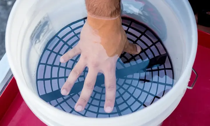 Xô Đựng Nước Có Lưới Lọc Cát Bẩn