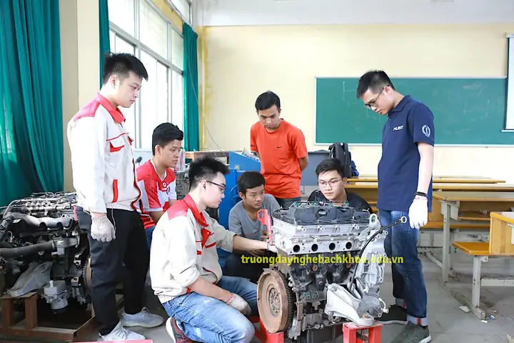 Chi Phí Khác : Lệ Phí Thi Và Cấp Chứng Chỉ Tốt Nghiệp: 200.000đ