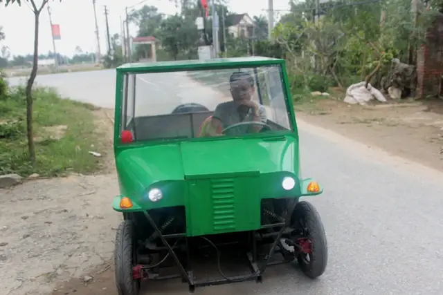 Nghệ An: Người Đàn Ông Tự Chế Xe Ô Tô Điện Giá 15 Triệu Đồng Để Chở Con Gái Đi Học Mỗi Ngày - Ảnh 3.