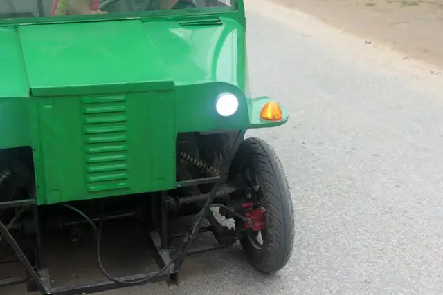 Nghệ An: Người Đàn Ông Tự Chế Xe Ô Tô Điện Giá 15 Triệu Đồng Để Chở Con Gái Đi Học Mỗi Ngày - Ảnh 6.