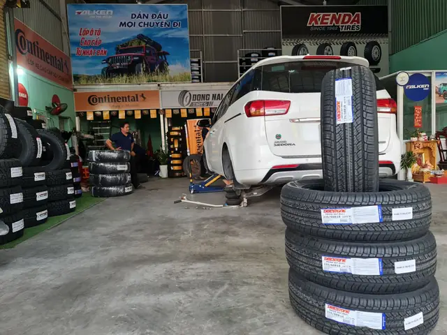 Kia Sedona Thay Lá»p Xe 235/60r18 Deestone Thã¡i Lan