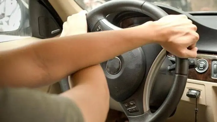 Không Được Bắt Chéo Tay Khi Đang Lái Xe