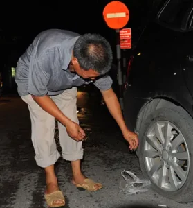 Vá Xe Ô Tô Gần Nhất: Hướng Dẫn Tìm Tiệm Vá Uy Tín Và Cách Xử Lý Khi Bị Xì Lốp Giữa Đường