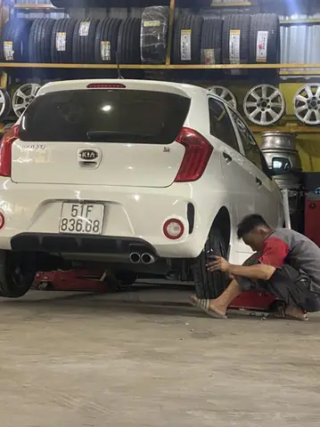 Vá Xe Ô Tô Gần Nhất: Hướng Dẫn Tìm Tiệm Vá Uy Tín Và Cách Xử Lý Khi Bị Xì Lốp Giữa Đường