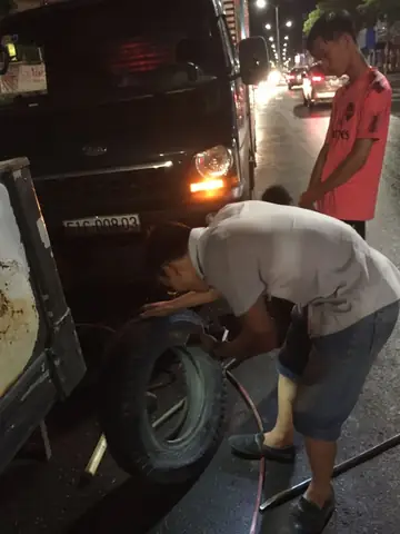 Vá Xe Ô Tô Tại Nhà