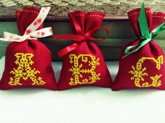 Vật Trang Trí Màu Đỏ