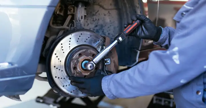 Bước 2: Tháo Lốp Và Các Bộ Phận Phanh