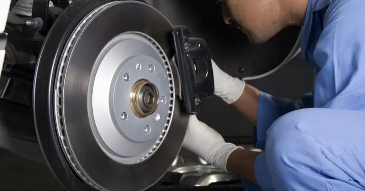 Tại Sao Nên Vệ Sinh Bố Thắng Ô Tô?