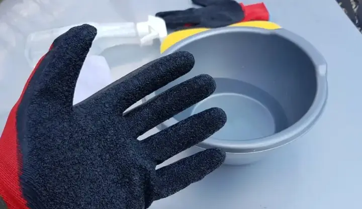 Các Dụng Cụ Cần Thiết Để Vệ Sinh Trần Xe Ô Tô