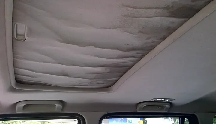 Rò Rỉ Nước Mưa Từ Cửa Sổ Trời