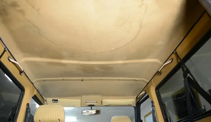 Với Trần Xe Ô Tô Có Mức Độ Bẩn Trung Bình