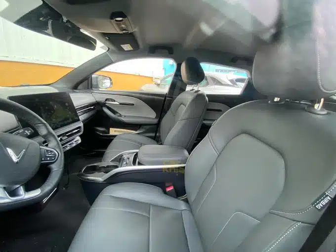 VF 6 Eco và Plus: So sánh các trang bị nội thất và ngoại thất. Đánh giá chi tiết sự khác biệt về trang bị nội thất (ví dụ: chất liệu ghế, hệ thống giải trí) và ngoại thất (ví dụ: thiết kế đèn, mâm xe) giữa hai phiên bản.