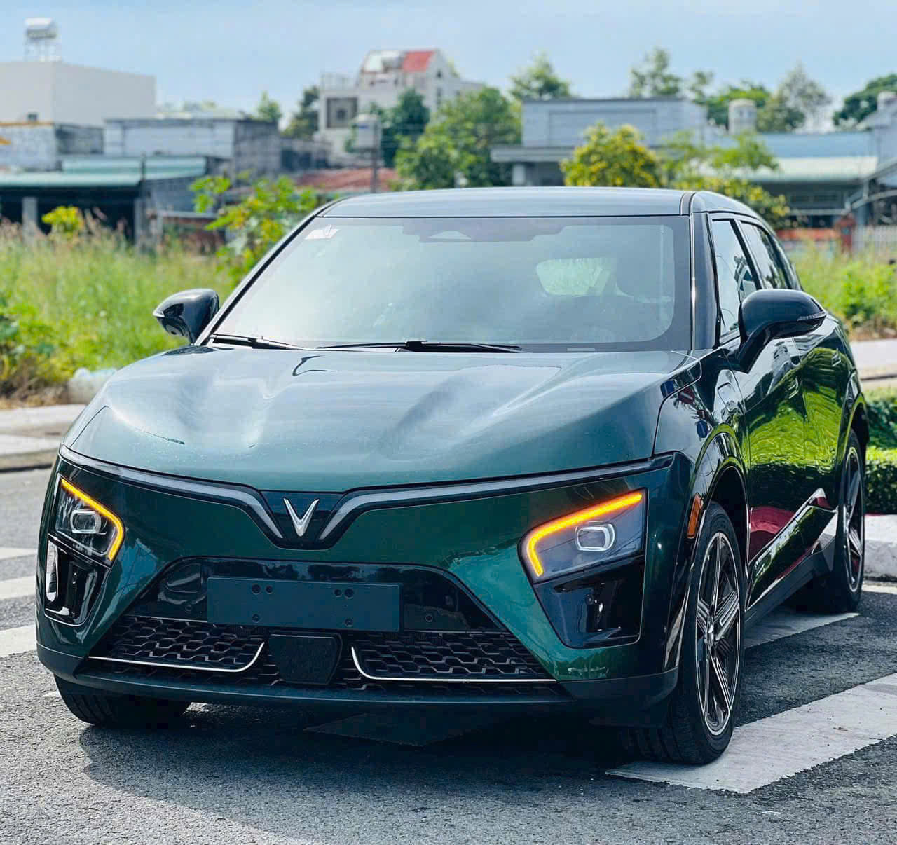 VF7 Eco và Plus: Đánh giá sự khác biệt về trang bị và tính năng nội ngoại thất. Phân tích những điểm khác biệt về trang bị tiện nghi bên trong và bên ngoài xe, các tính năng hỗ trợ lái xe và an toàn.