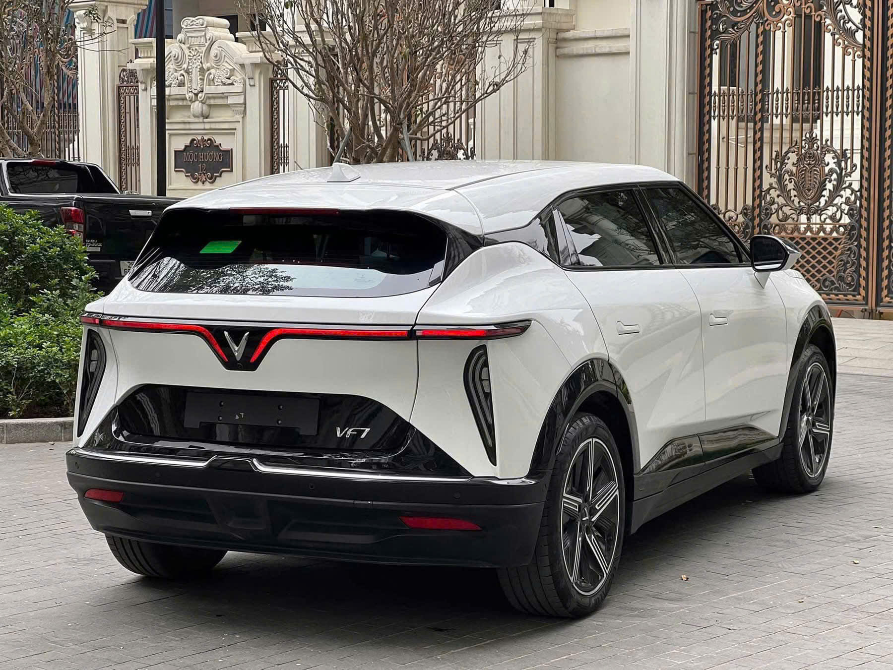 Đánh Giá Ưu Nhược Điểm VF7 Plus Trắng Từ Người Dùng Thực Tế (Tổng hợp đánh giá từ người dùng về cả ưu và nhược điểm của VF7 Plus màu trắng.)