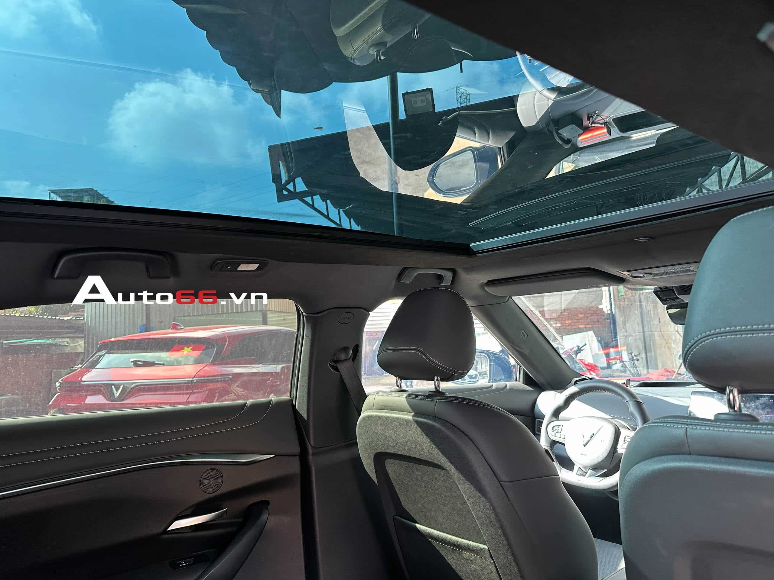 Ảnh hưởng của trần kính đến thiết kế nội thất và không gian VF7