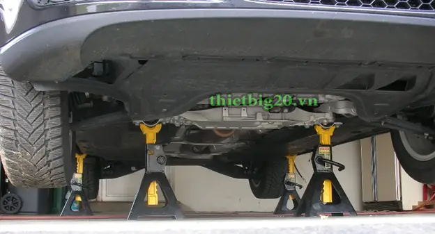 Ví Dụ Cụ Thể Về Nâng Xe Bằng Kích Và Đặt Mễ Kê