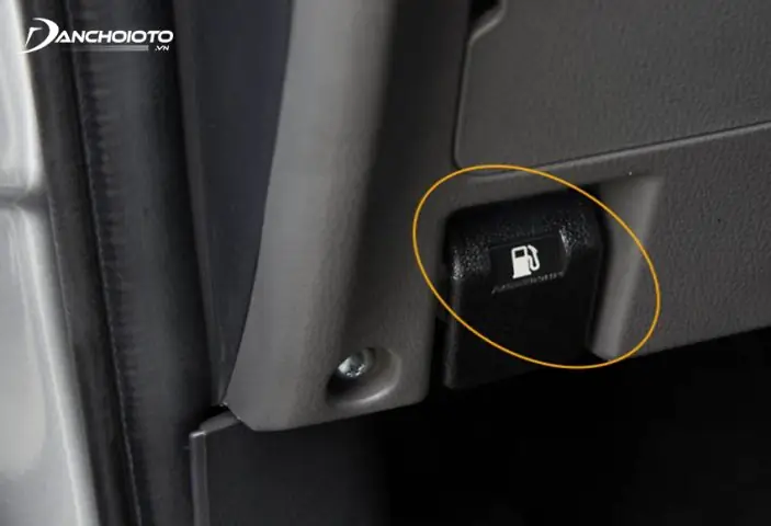 Cơ Chế Mở Nắp Xăng Trên Các Dòng Xe Mercedes-benz: Từ Đơn Giản Đến Tinh Tế