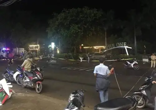 Vỉa Hè Bị Xe Ô Tô Đâm Chết