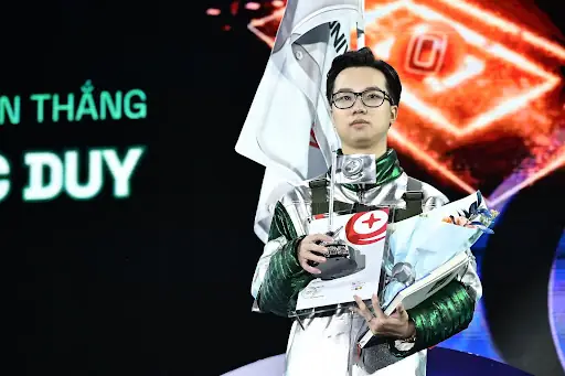 Vinfast Trao Tặng Xe Ô Tô Vf 3 Cho Quán Quân Vũ Trụ Đồng Tiền 2024 - Ảnh 1.