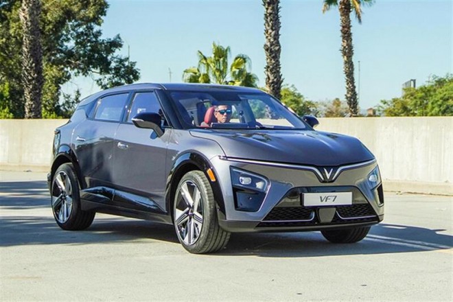 Giá niêm yết chính thức của VinFast VF 7 và các phiên bản
