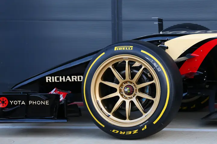 Vỏ Xe Ô Tô 4 Chỗ Pirelli: Đánh Giá Chi Tiết Và Hướng Dẫn Chọn Mua