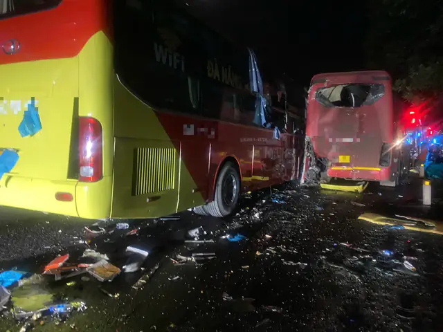 Tai Nạn Liên Hoàn Giữa 3 Xe Khách Trên Đường Tránh Huế, 7 Người Đi Cấp Cứu- Ảnh 1.