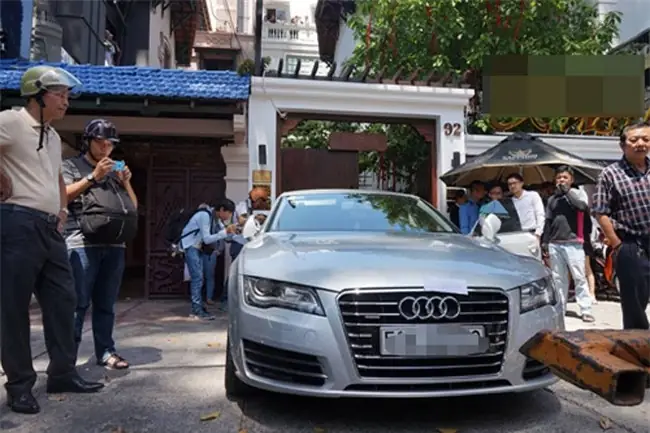 Ngã Y 28/02, Chiáº¿c Xe Audi Cá»§a Hoa Háº­u Quã½ Bã Thu Hoã I Bá» Phã³ Chá»§ Tá»ch Quáº­n 1, Tphcm, Äoã N Ngá»c Háº£i Ra Lá»nh Cáº©u Vá» Phæ°á»ng Báº¿n Nghã© Vã¬ Äá» Sai Quy Äá»nh.