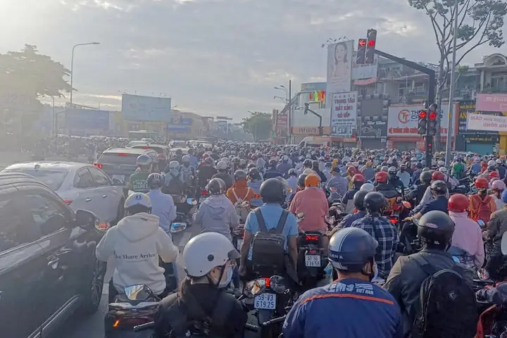 Các Tuyến Đường Xung Quanh Bị Kẹt Xe Vào Giờ Cao Điểm. Ảnh: A.x.