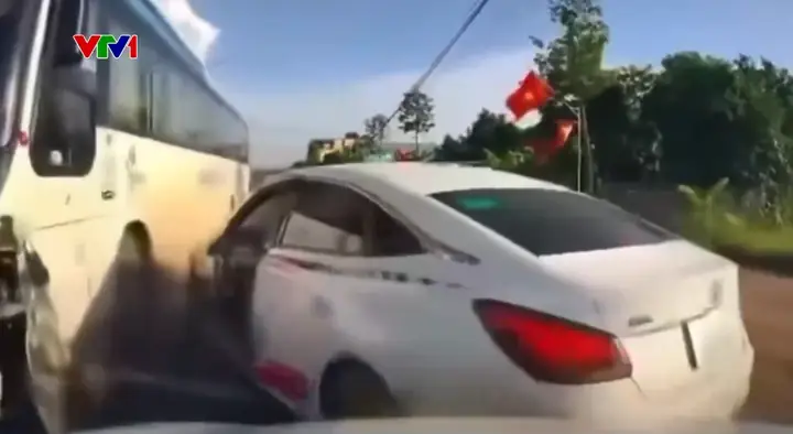 Xe Ô Tô Vượt Ẩu Đâm Xe Khách - Ảnh 1.