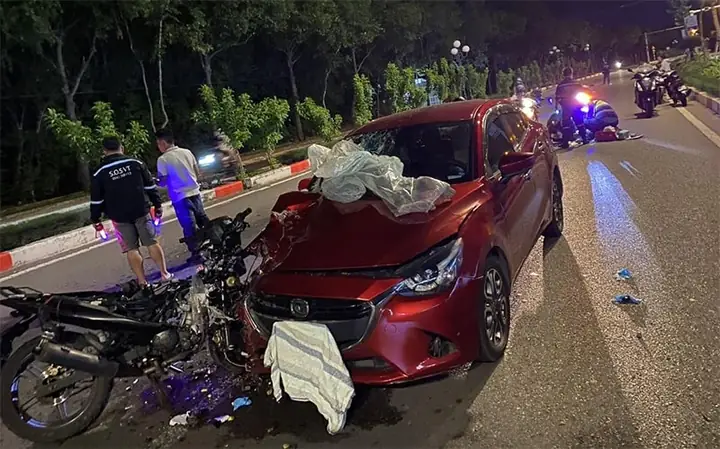 Trách Nhiệm Của Xe Ô Tô Đi Đúng Quy Định Pháp Luật Khi Tham Gia Giao Thông Bị Xe Máy Đâm Vào