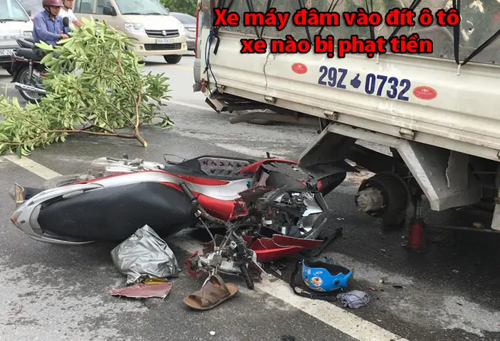 Xe Máy Đâm Vào Ô Tô Đang Đỗ