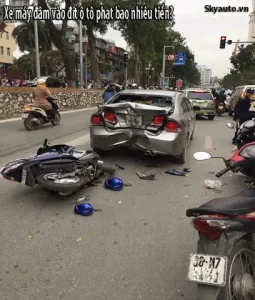 Xe Máy Đâm Vào Ô Tô Đang Đỗ