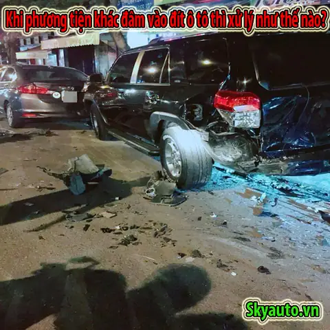Xe Máy Đâm Vào Ô Tô Đang Đỗ