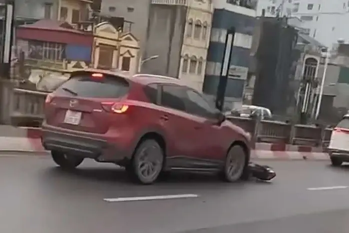 Va Chạm Giao Thông, Ô Tô Kéo Lê Xe Máy Suốt 4 Km Qua Cầu Vĩnh Tuy- Ảnh 1.