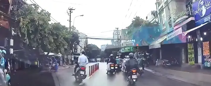 Đà Nẵng Xử Phạt Thanh Niên Đi Xe Máy Tạt Đầu Ô Tô, Vượt Đèn Đỏ Sau Phản Ánh Của Người Dân