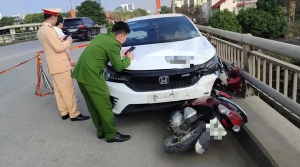 Trường Hợp Xe Máy Đâm Vào Ô Tô Xử Lý Thế Nào Khi Xe Ô Tô Đi Đúng Quy Định Pháp Luật