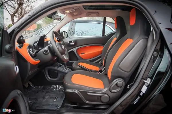 Ghế Lái Và Ghế Hành Khách Trước Đều Có Thể Điều Chỉnh 4 Hướng. Vô Lăng 3 Chấu, Tích Hợp Nhiều Nút Bấm Chức Năng.