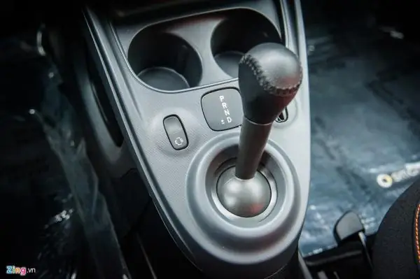 Cần Số Thiết Kế Khá Đơn Giản, Không Mang Cảm Giác Cao Cấp.