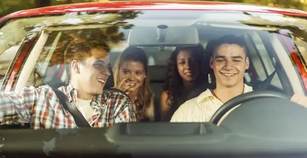 Xe Ô Tô 4 Chỗ Chở Tối Đa Bao Nhiêu Người?