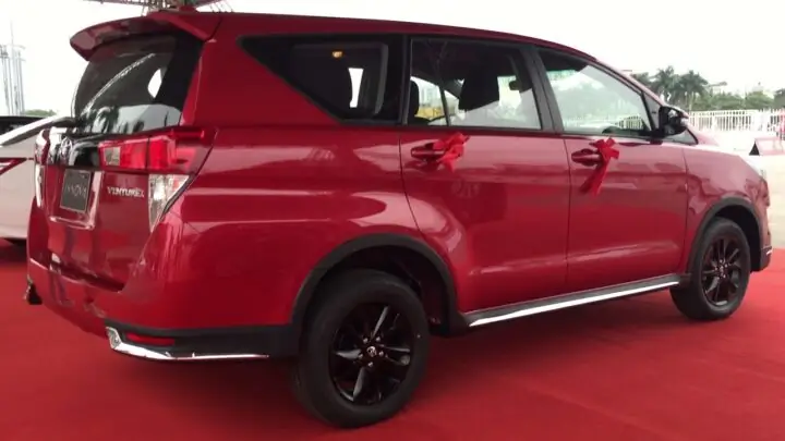 Sự Hấp Dẫn Của Xe Ô Tô 7 Chỗ Màu Đỏ: Hơn Cả Một Mái Che