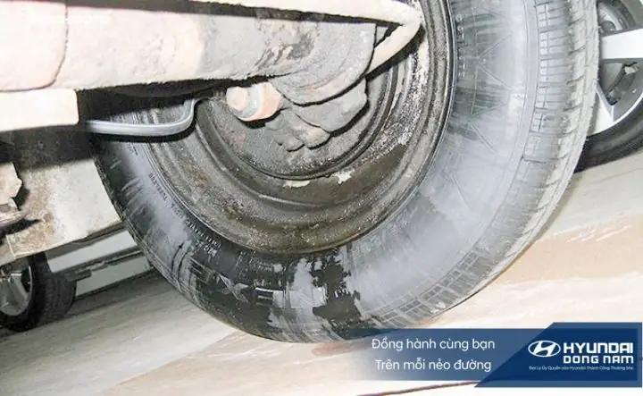 Dấu Hiệu Nhận Biết Xe Ô Tô Bị Chảy Dầu Phanh Chân