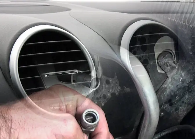 Chảy Nước Ở Bên Trong Ô Tô