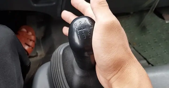 Nguyên Nhân Gây Kẹt Cần Số Xe Ô Tô