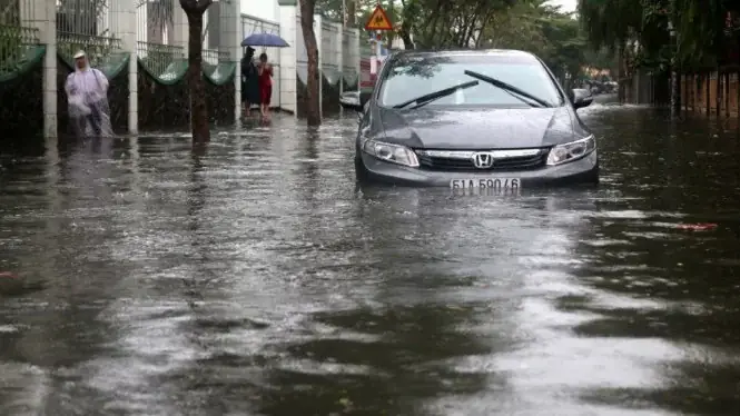 Những Ngày Qua, Giông Bão Và Mưa Rào Là Nỗi Ám Ảnh Của Cánh Tài Xế Khi Tham Gia Giao Thông Tại Các Cung Đường Dễ Ngập. Bởi, Nước Không Chỉ Ảnh Hưởng Đến Hệ Thống Điện, Làm Bẩn Nội Thất Mà Nghiêm Trọng Hơn Còn Gây Hư Hỏng Động Cơ Khi Tràn Vào Buồng Đốt; Xảy Ra Hiện Tượng Thủy Kích.