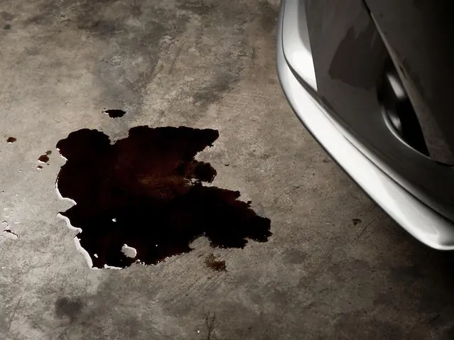 Dau-nhot-xe-o-to-bi-ro-ri-la-dau-hieu-canh-bao-nhieu-hu-hong-nghiem-trong-tiem-an