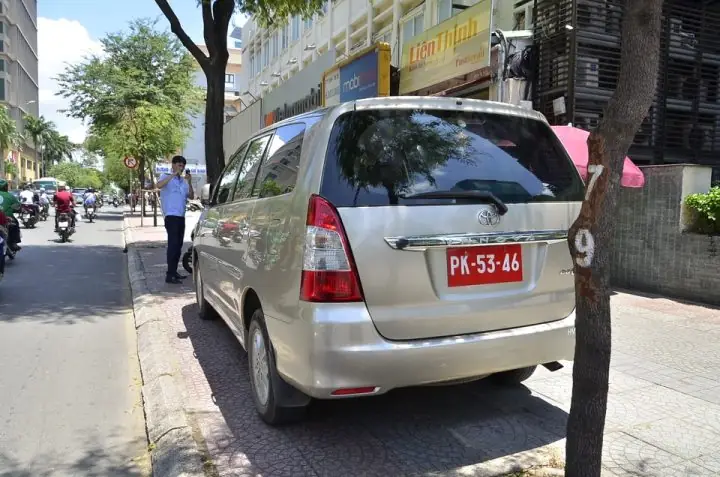 Xe Ô Tô Biển Đỏ: Giải Mã Ý Nghĩa Và Quy Định Chi Tiết