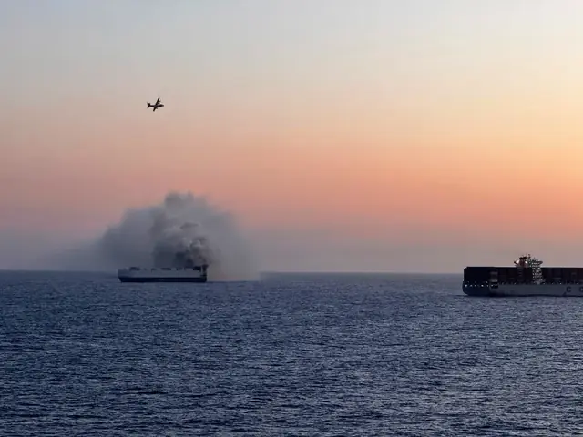 Tàu Chở Hơn 3.000 Xe Ô Tô Bốc Cháy Ở Ngoài Khơi Alaska - Ảnh 1.